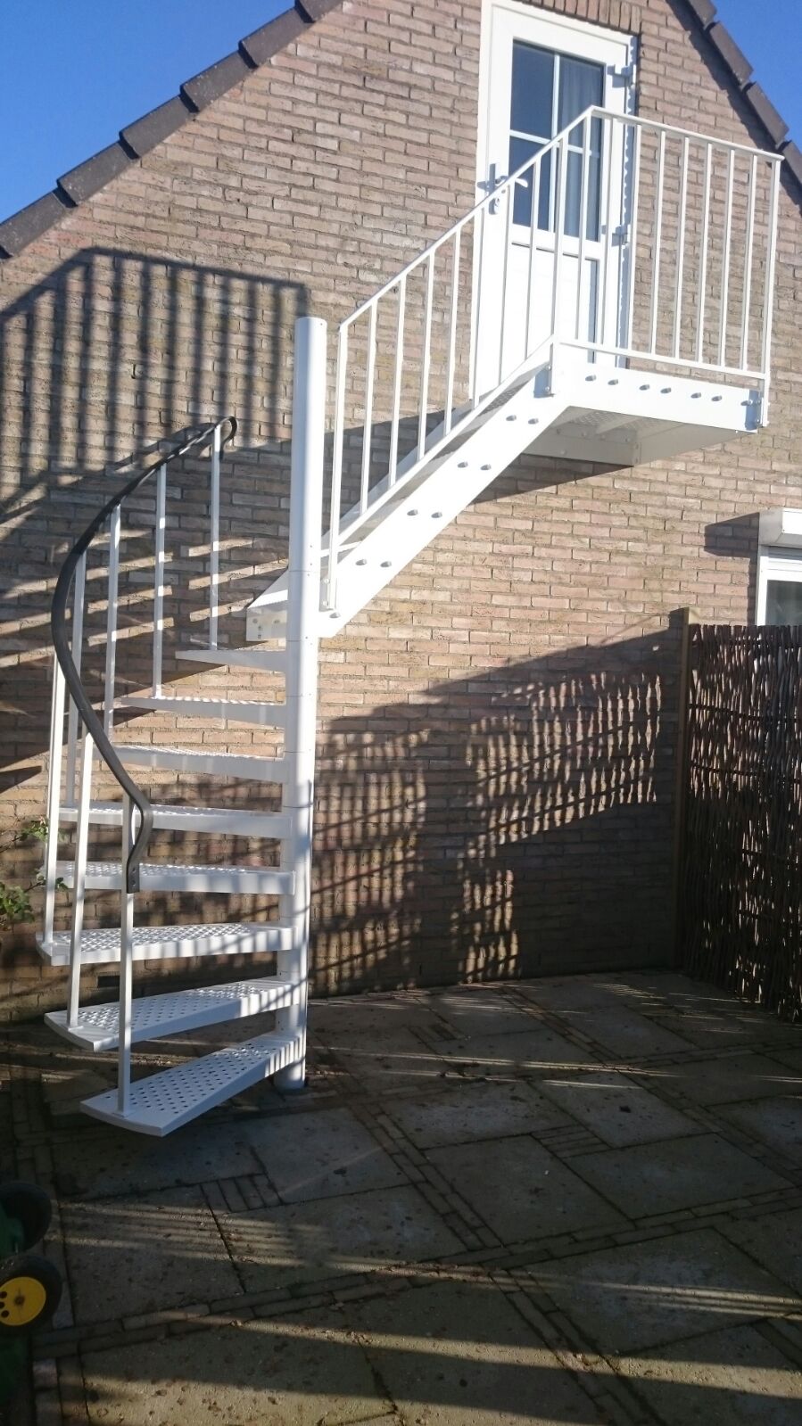 Buitentrap als kwartslagtrap met kunststofleuning
