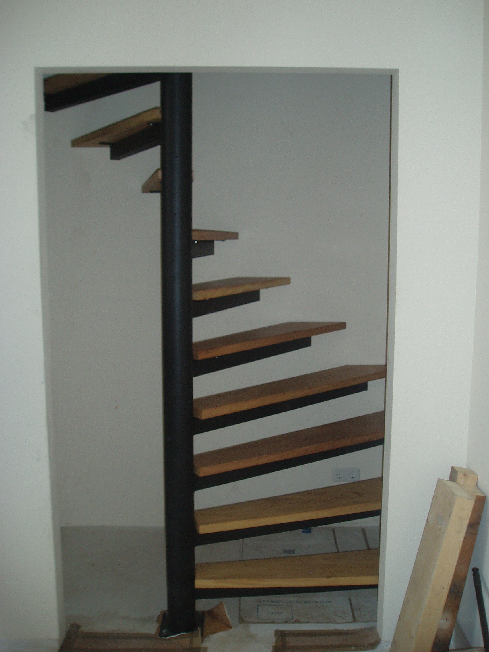 Spiltrap met treden tot de muur