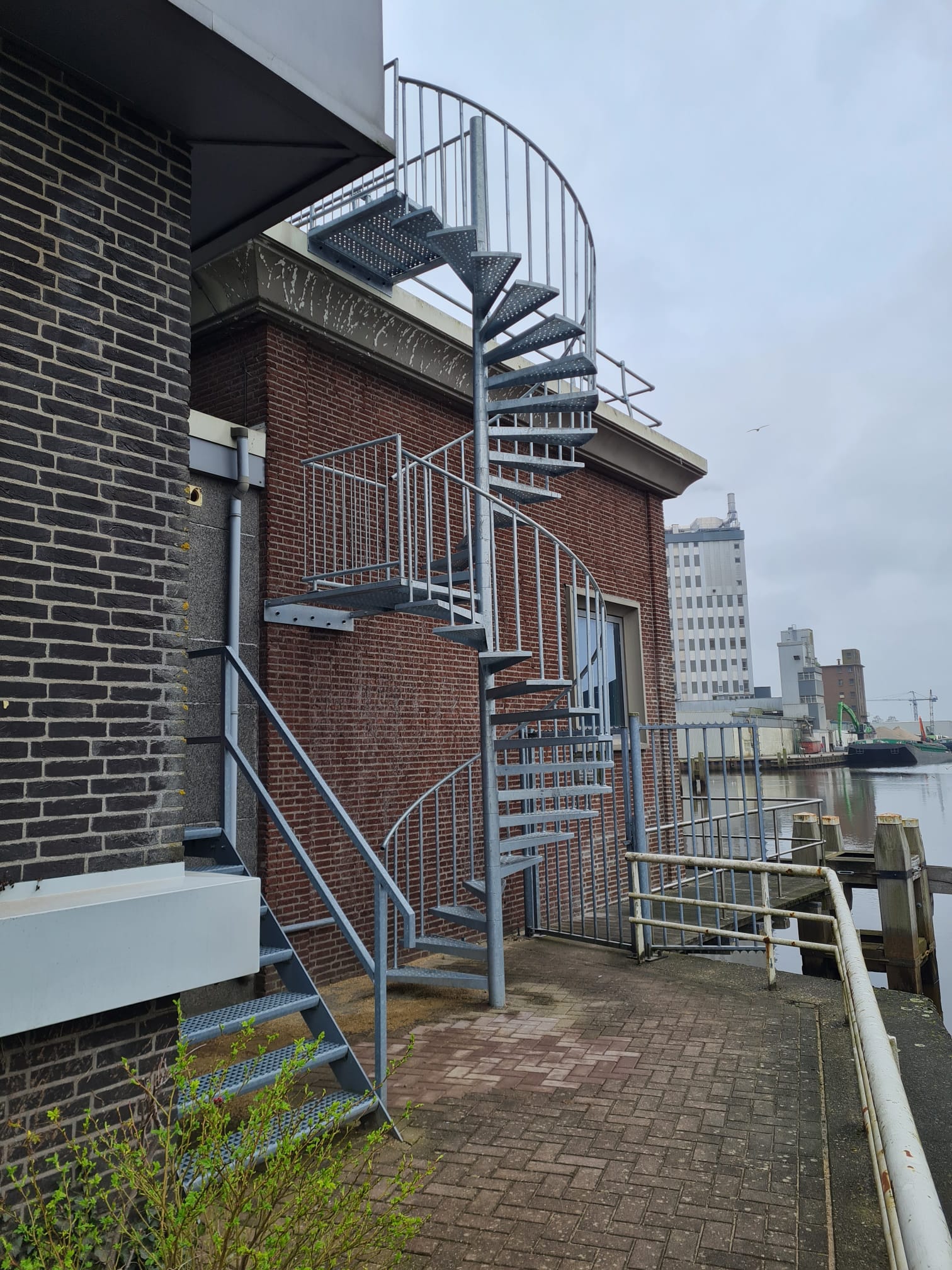 Spiltrappen op elkaar met tussenbordes en bovenbordes