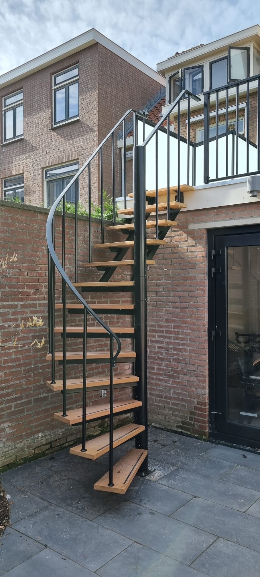 Kwartslagtrap met hardhouten treden