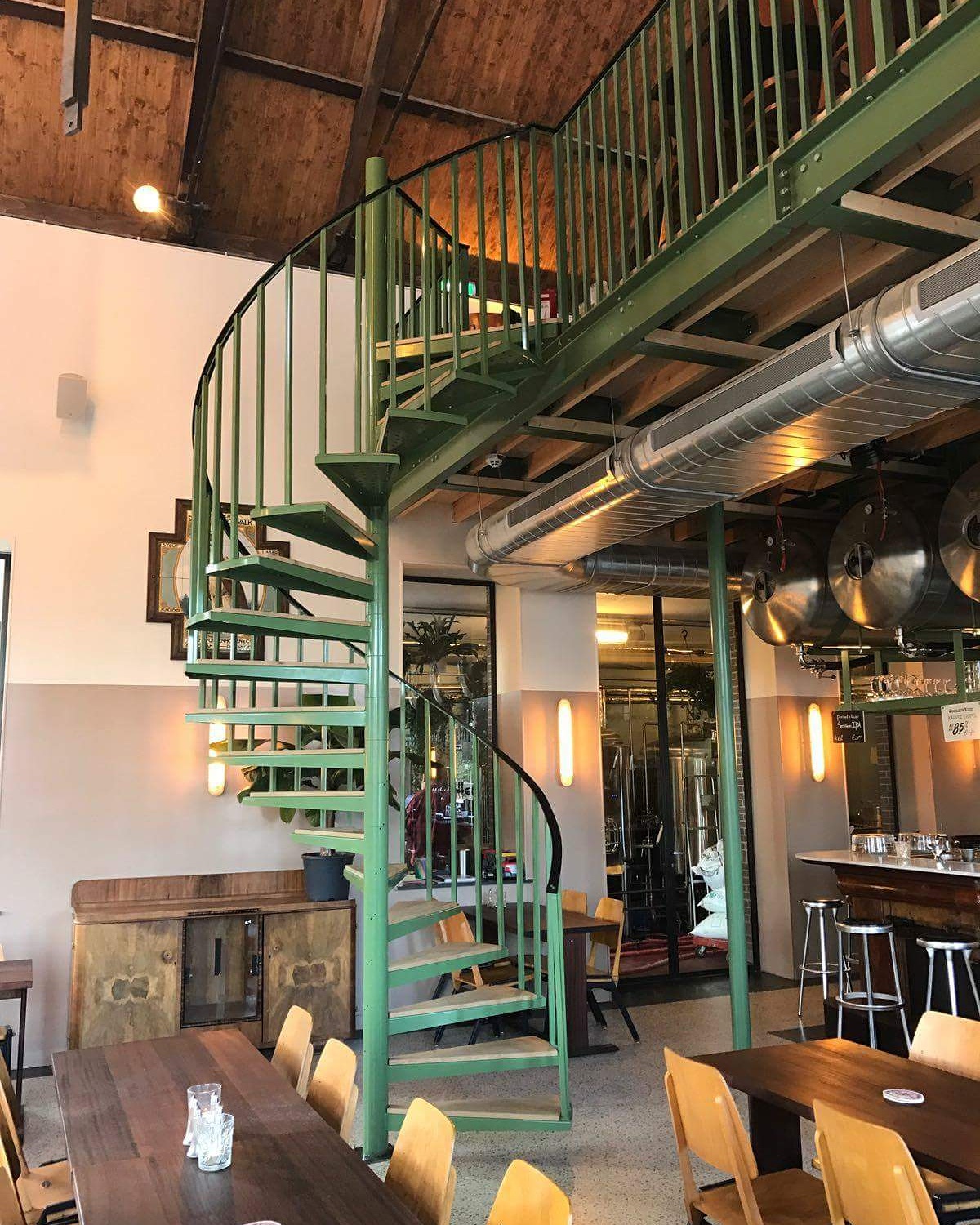 Spiltrap met kunststofleuning geheel groen gecoat