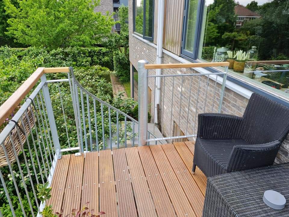 Spijlenhek met houten handregel