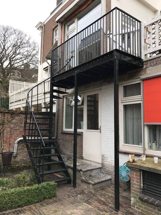 Buitentrap met bovenbordes als kwartslagtrap