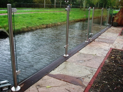 RVS balustrade met glaspanelen bevestigt met RVS glasklemmen