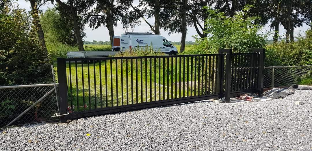 Schuifpoort met spijlen