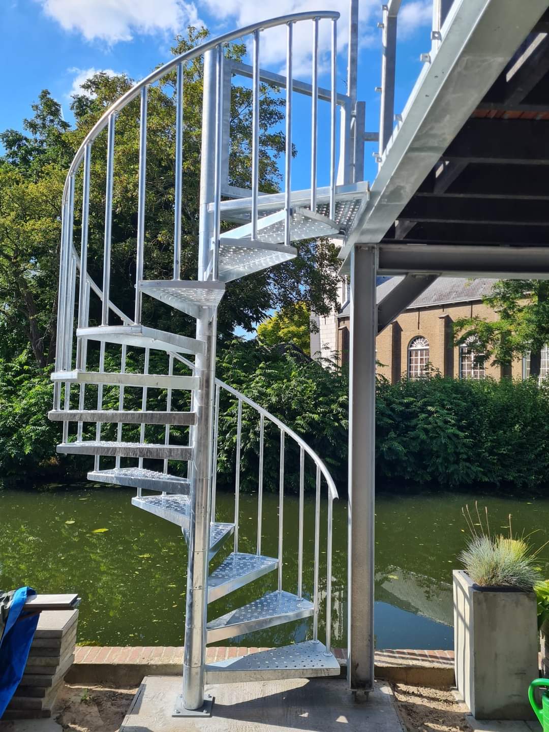 Verzinkte spiltrap met driehoekbordes