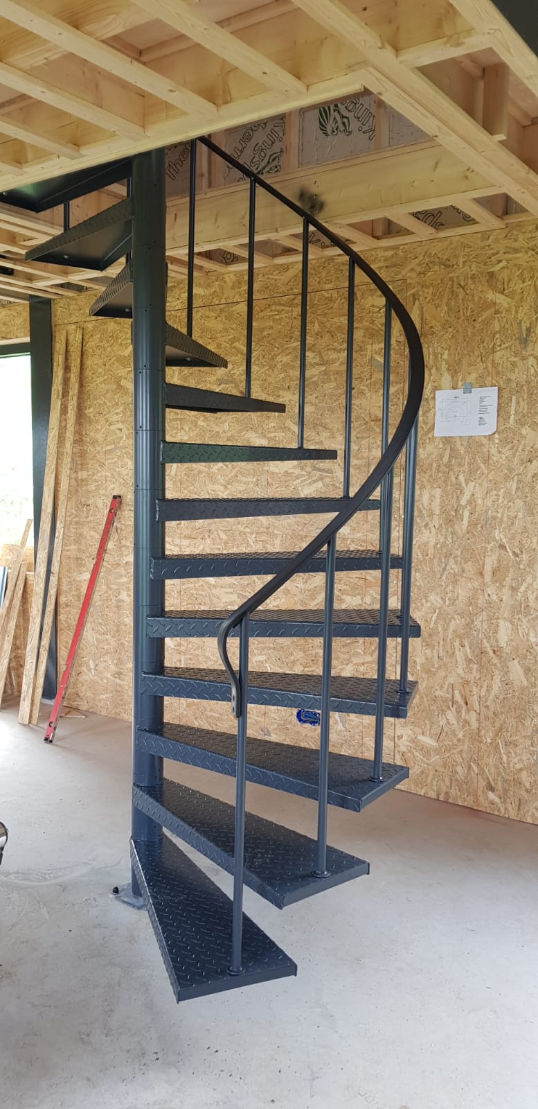 Spiltrap met stalen tranenplaattreden