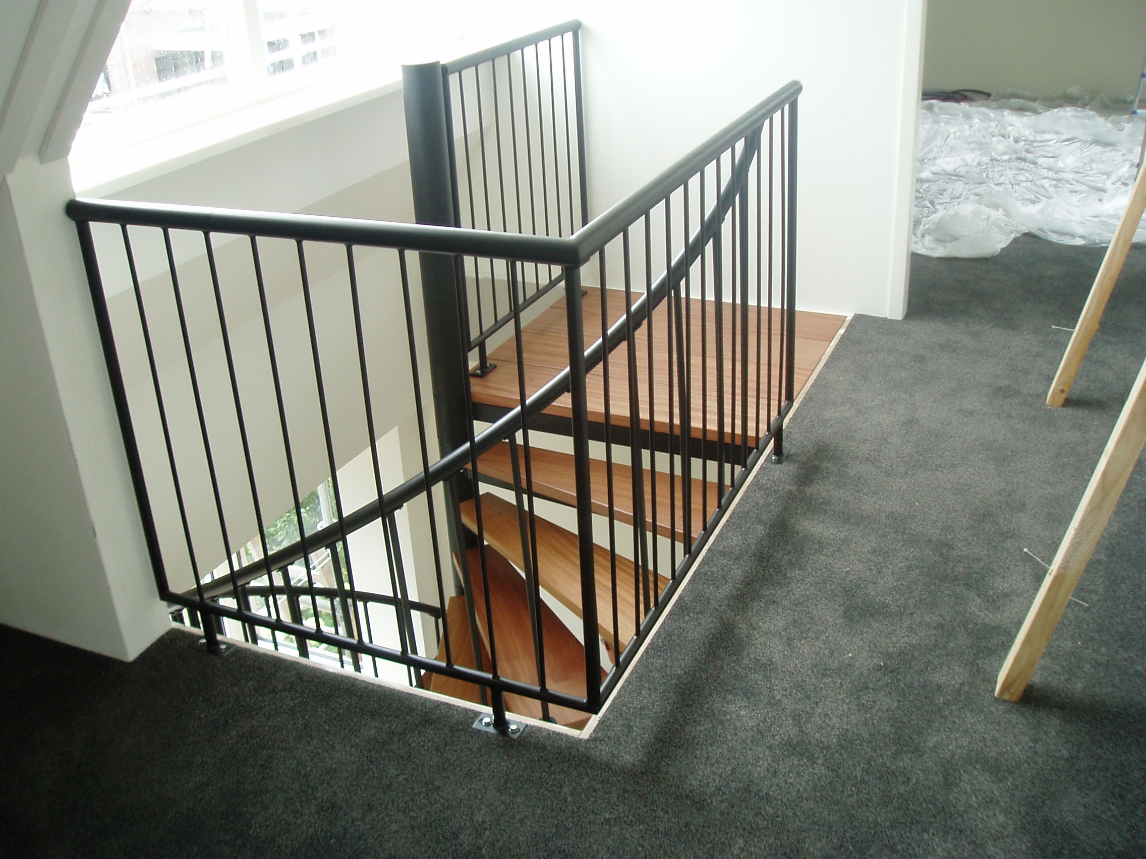 Deze balustrade voldoet volledig aan de 10 cm-spijlafstand norm uit het Bouwbesluit."