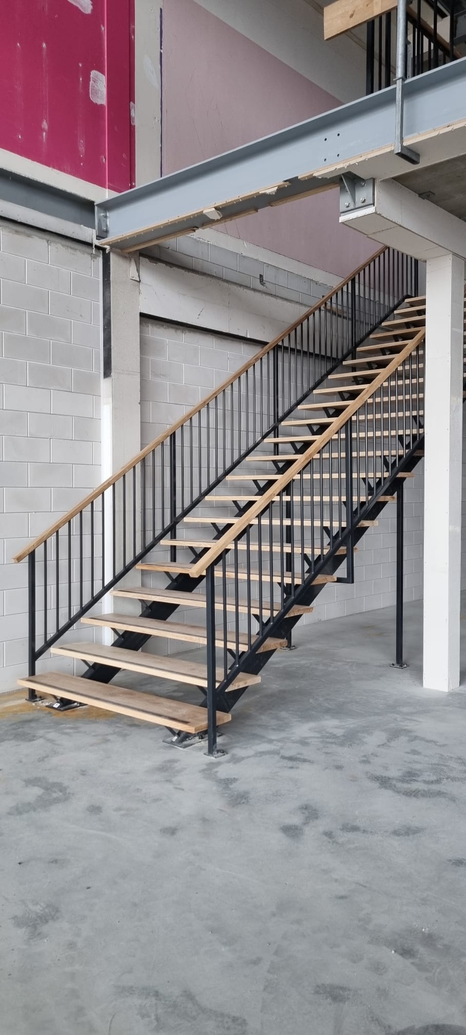 Rechte trap met houten treden