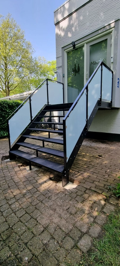 Buitentrap met melkglasleuning Buitentrap met melkglasleuning
