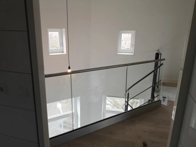 Glasbalustrade met aluminium grondprofiel en RVS handregel