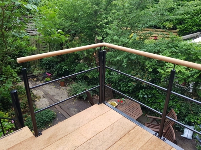 Balkonhekwerk met houten handregel