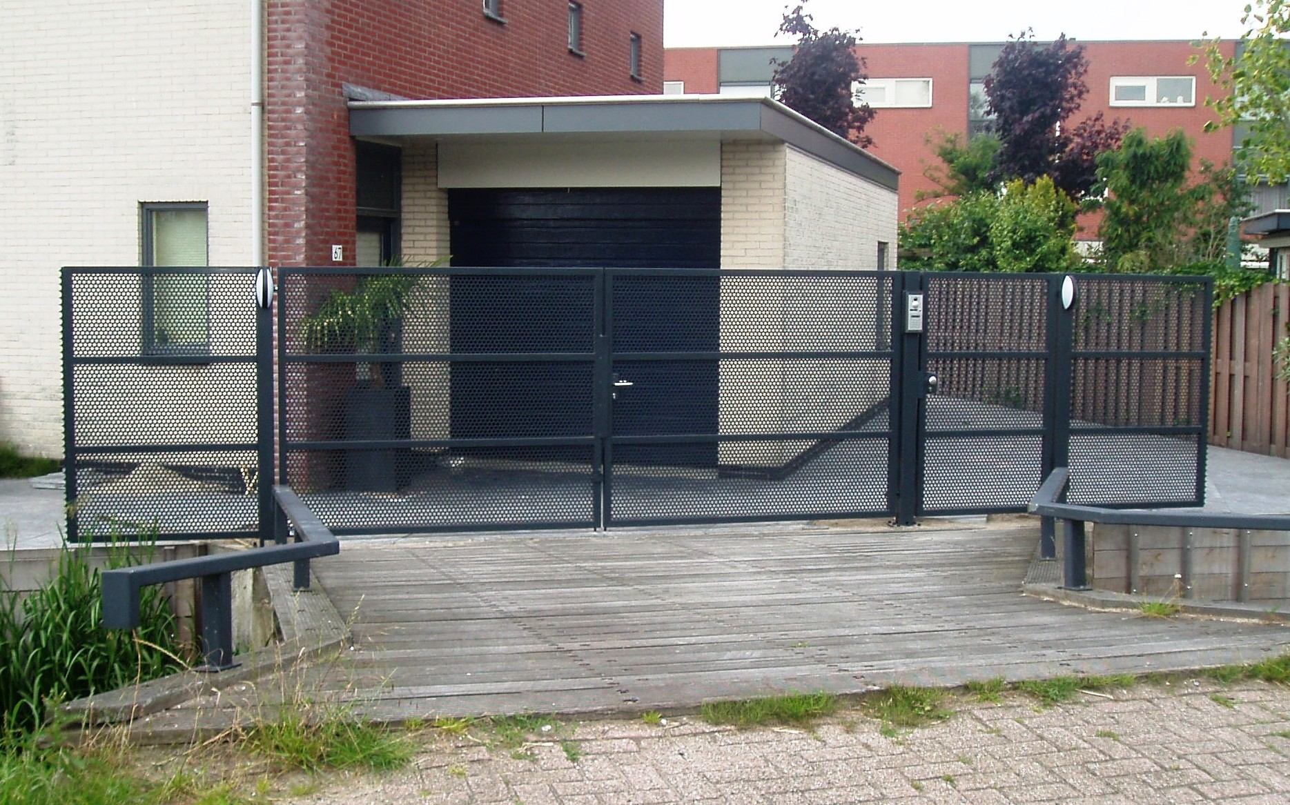 Dubbele draaipoort met perfopanelen