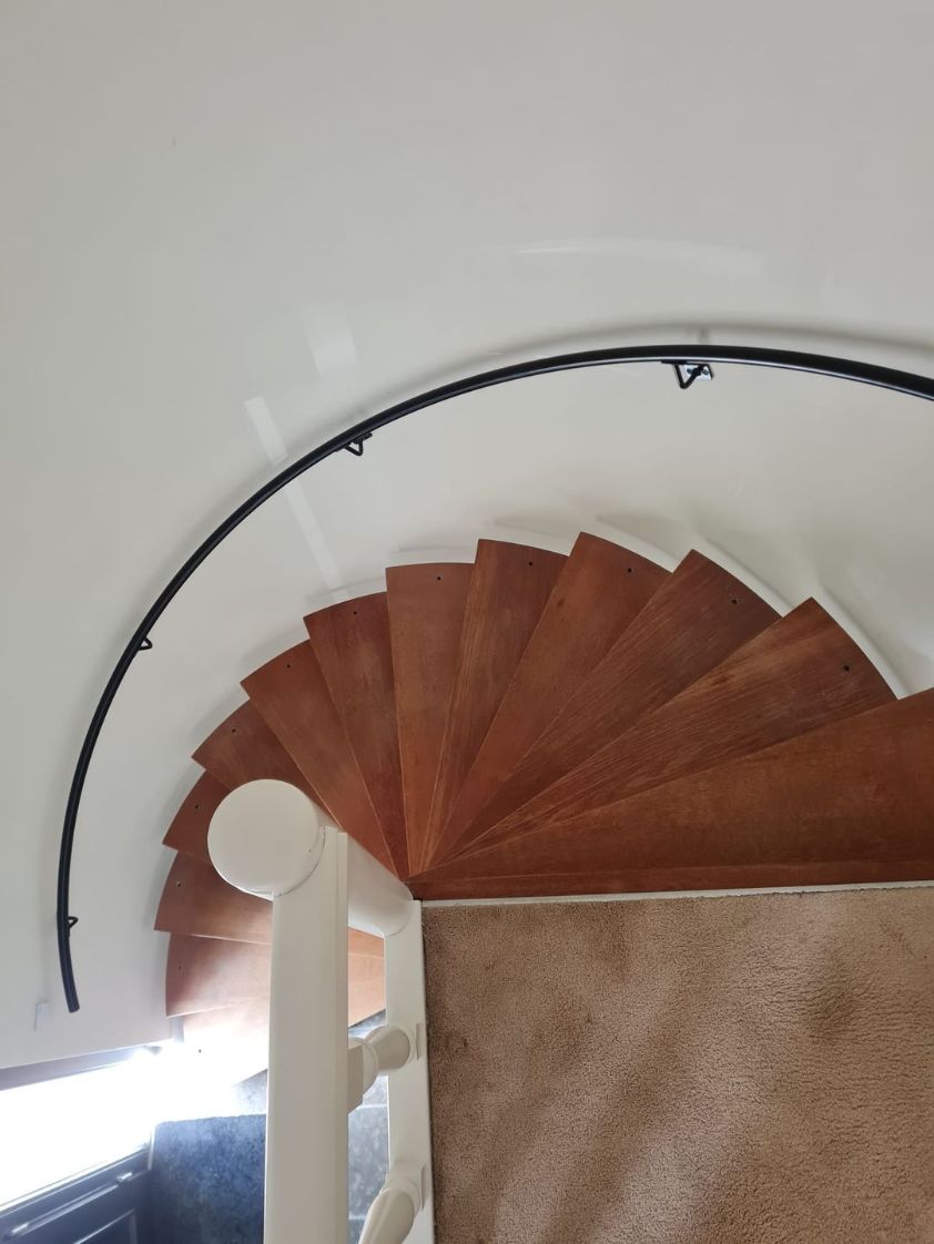 Zwarte spiltrapleuning