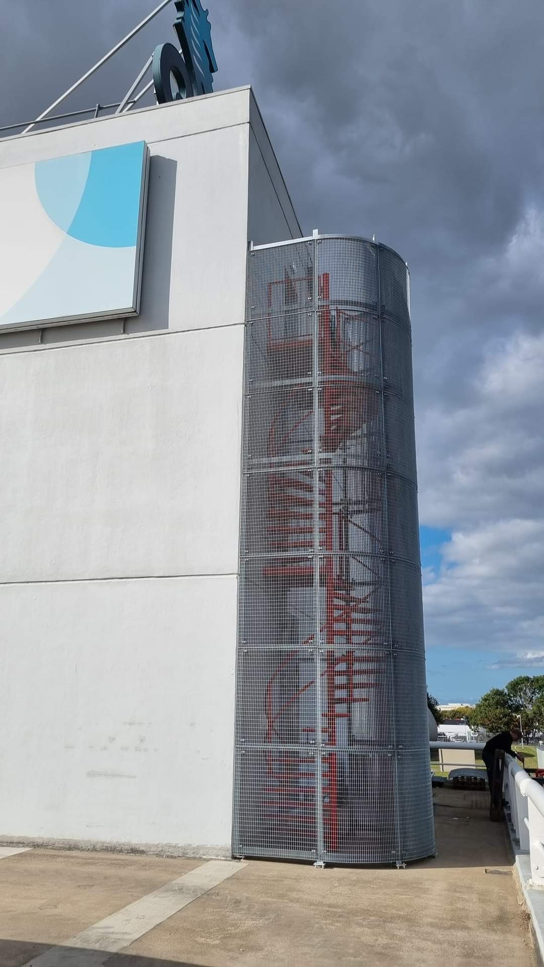 Spiltrap met kooiconstructie met stalen roosters