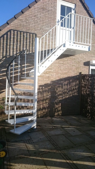 Kwartslagtrap type T 300 met stalen treden en kunststofleuning Kwartslagtrap type T 300 met stalen treden en kunststofleuning