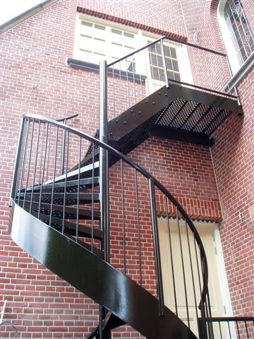 Spiltrap met gewalste buitenboom