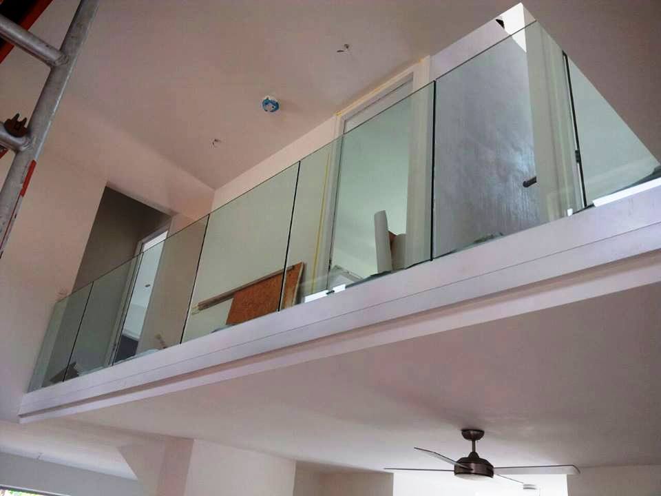 Glas hek in aluminium grondprofiel