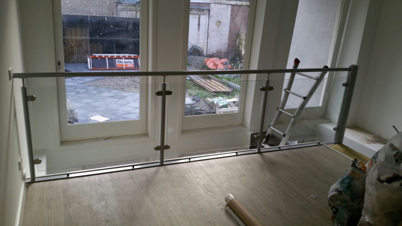 Videhek met glas en RVS glasklemmen