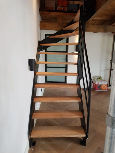 Kwartslagtrap met striptrapbomen en leuning met knieregels koker 50x20 mm Kwartslagtrap met striptrapbomen en leuning met knieregels koker 50x20 mm