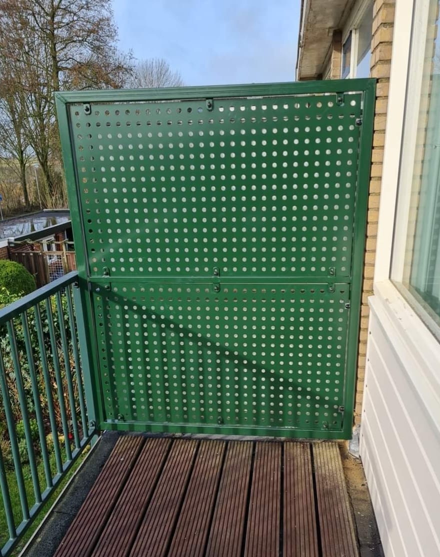 Privacyscherm met perfopaneel