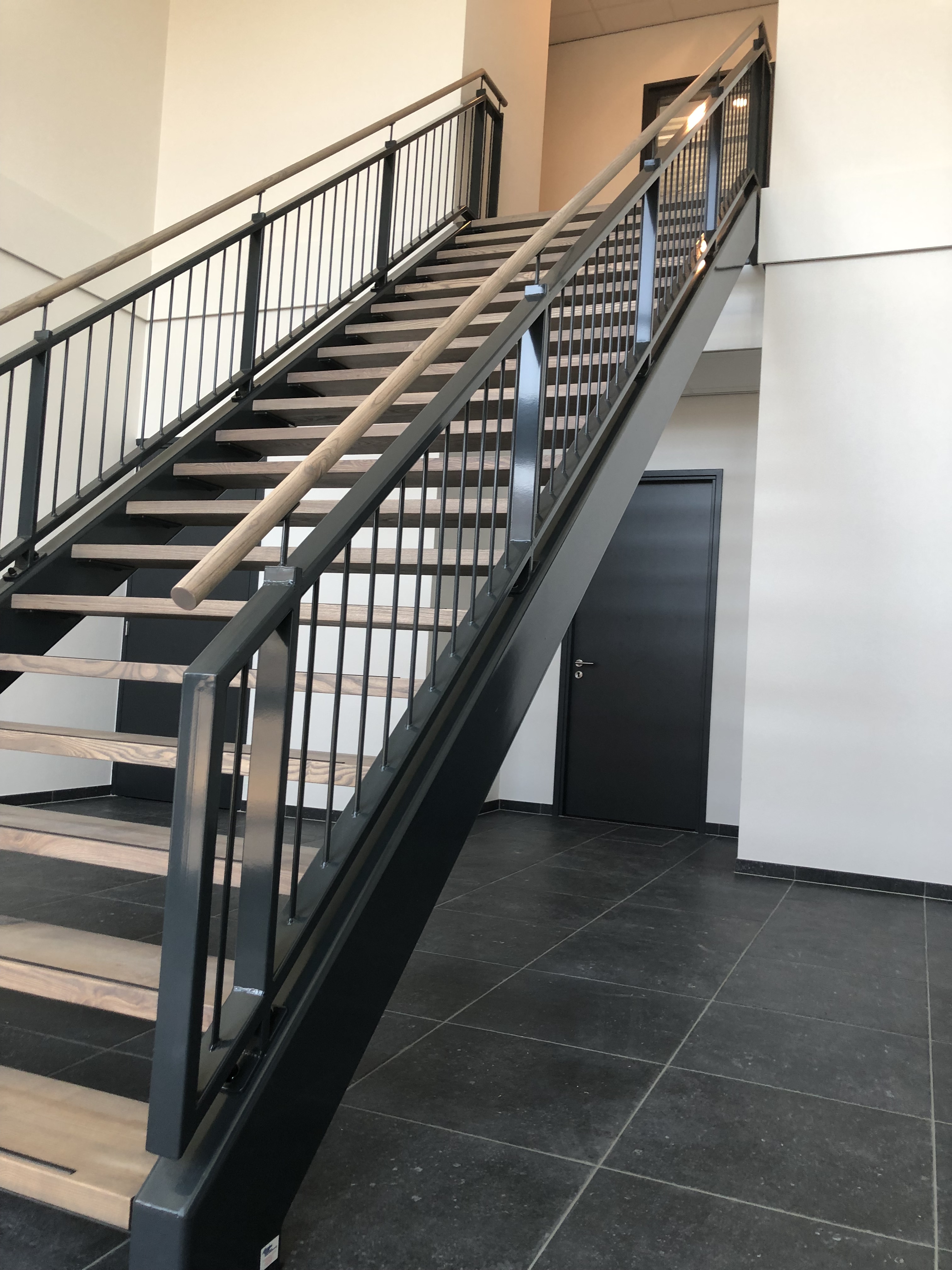 Bordestrappen met houten treden