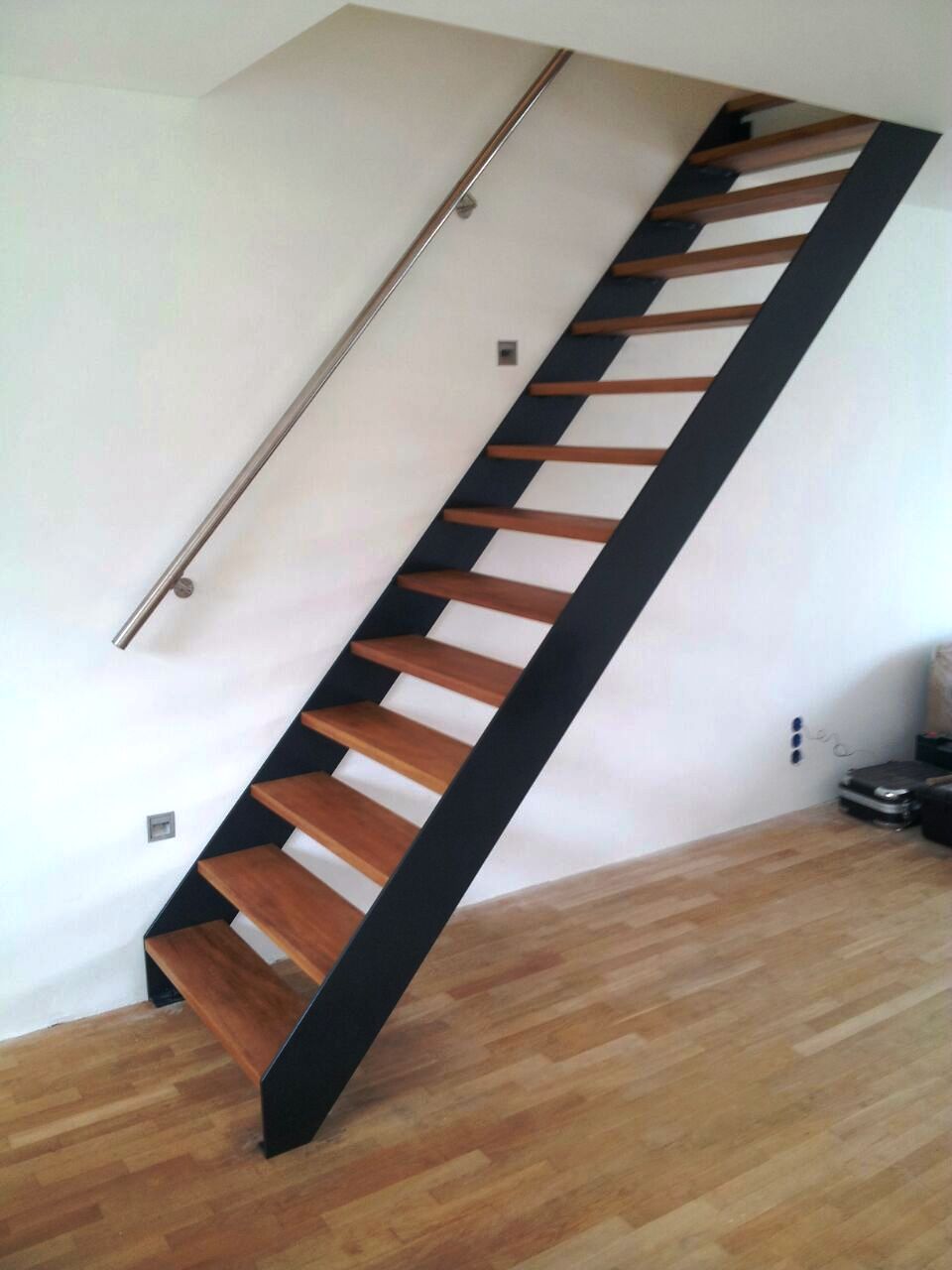 Rechte trap met trapbomen van strip