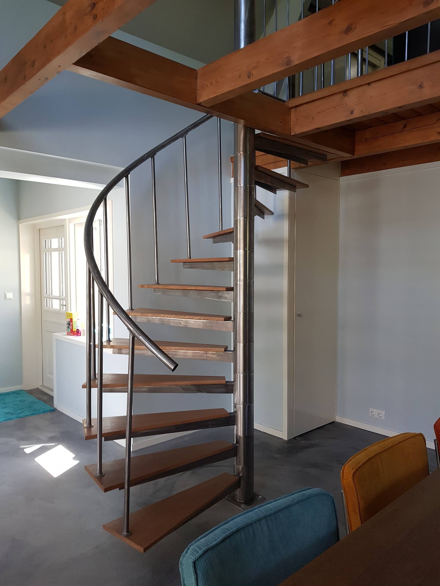 Spiltrap met houten treden in onbehandeld staal