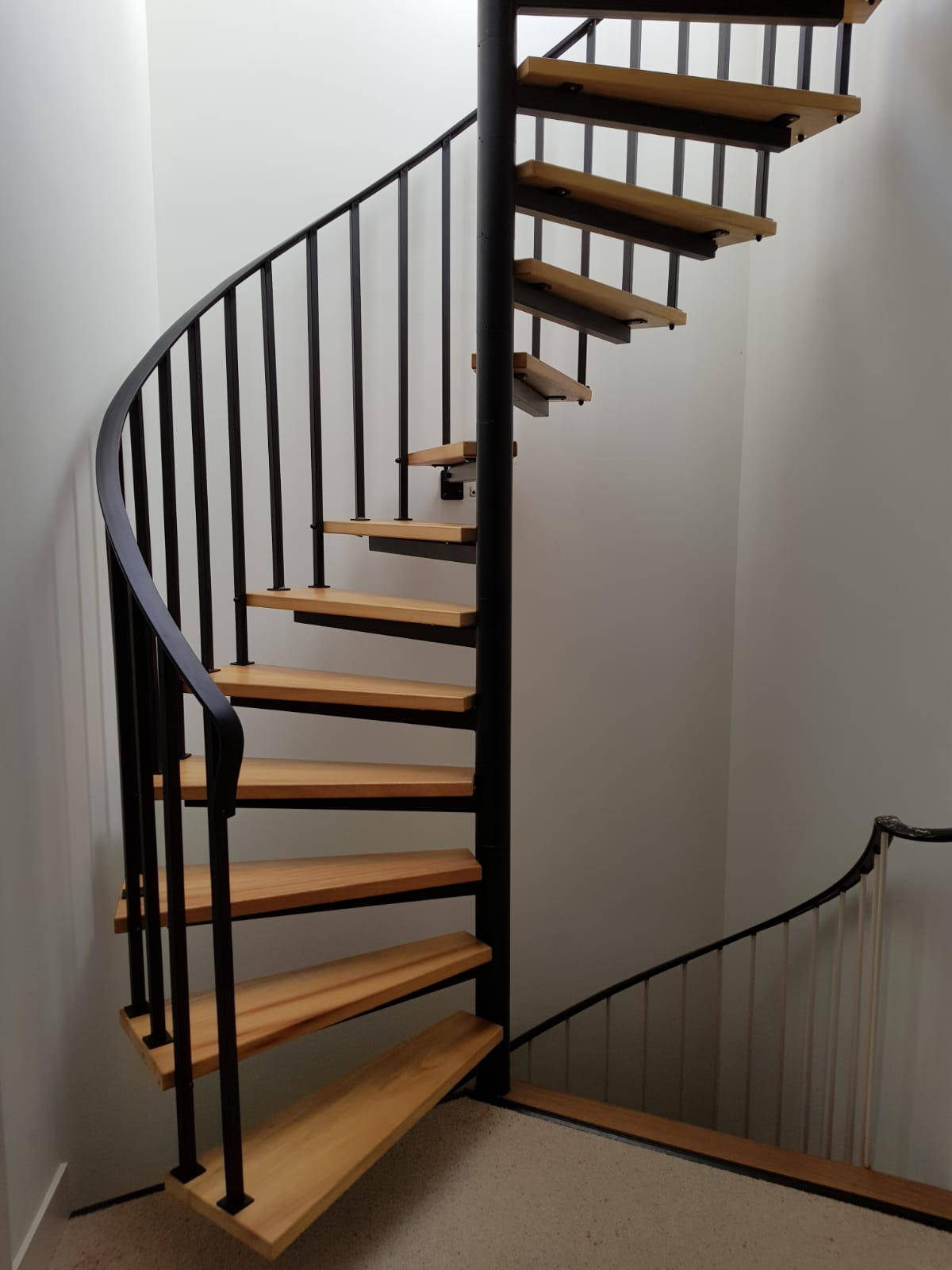 Spiltrap type T 300 met 2 spijlen per trede en kunststofleuning