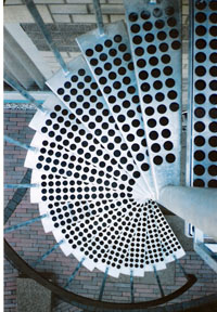 Buitentrap als spiltrap, treden met rubberdoppen