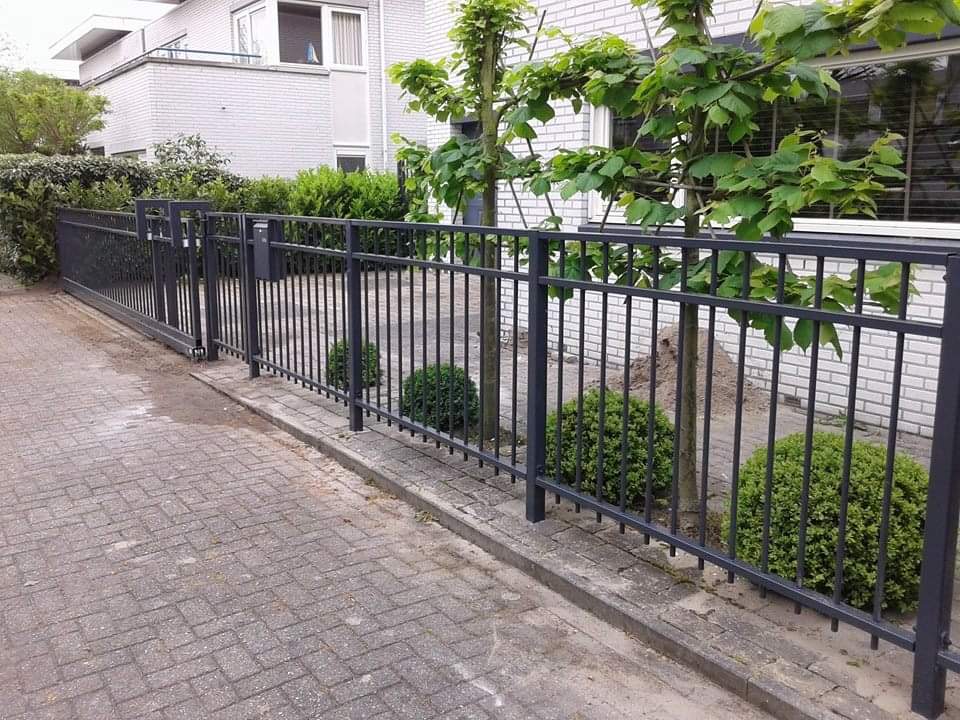 Spijlenhek met schuifpoort