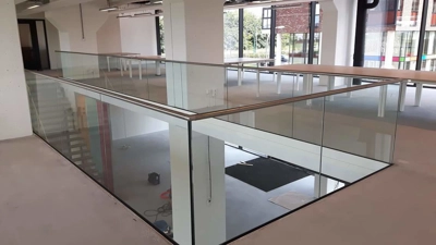 Glasbalustrade met aluminium zijprofiel