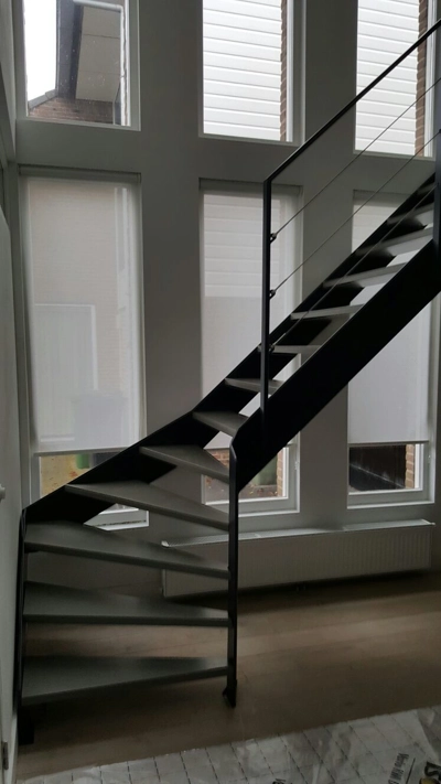 Kwartslagtrap met een leuning van RVS spankabels Kwartslagtrap met een leuning van RVS spankabels