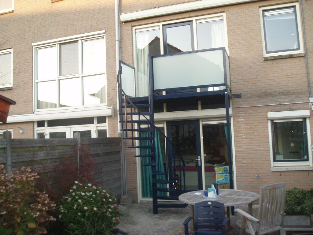 Spiltrap met bordes en hekwerk met melkglas