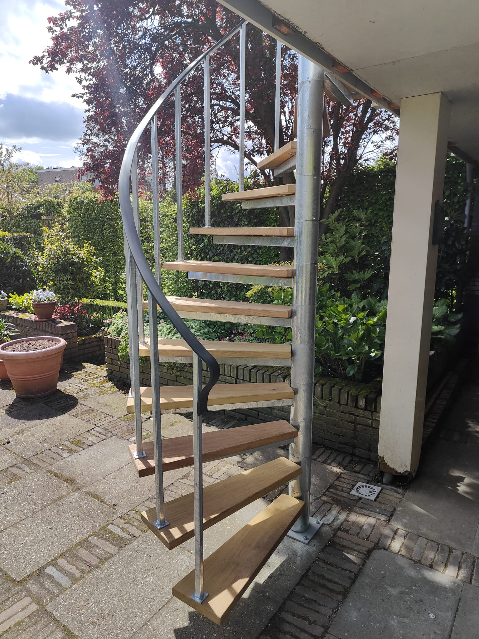 Spiltrap met houten treden