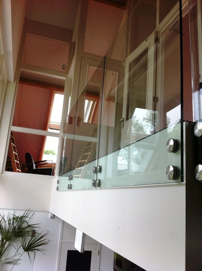 Glas balustrade met RVS adapters