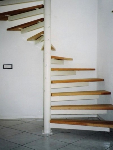 Spiltrap met treden tot de muur