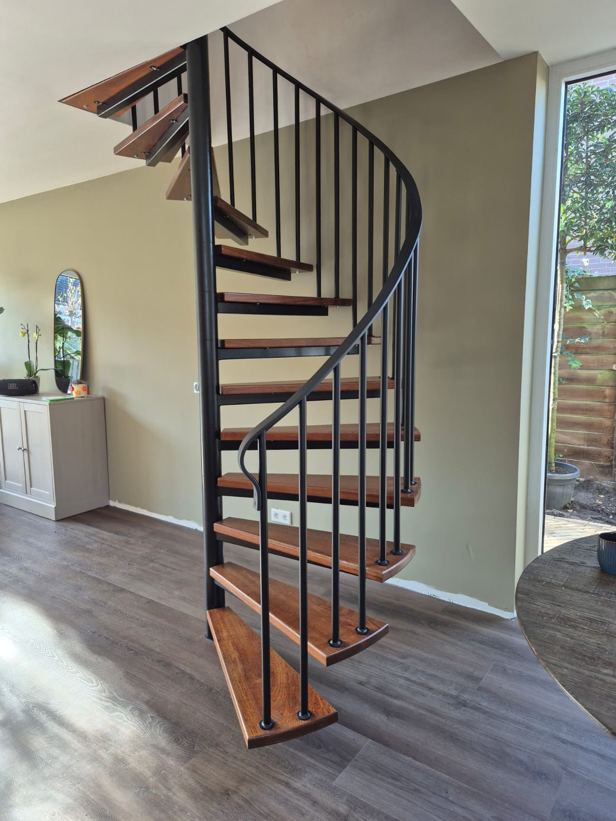 Renovatie spiltrap: nieuwe leuning met 2 spijlen per trede