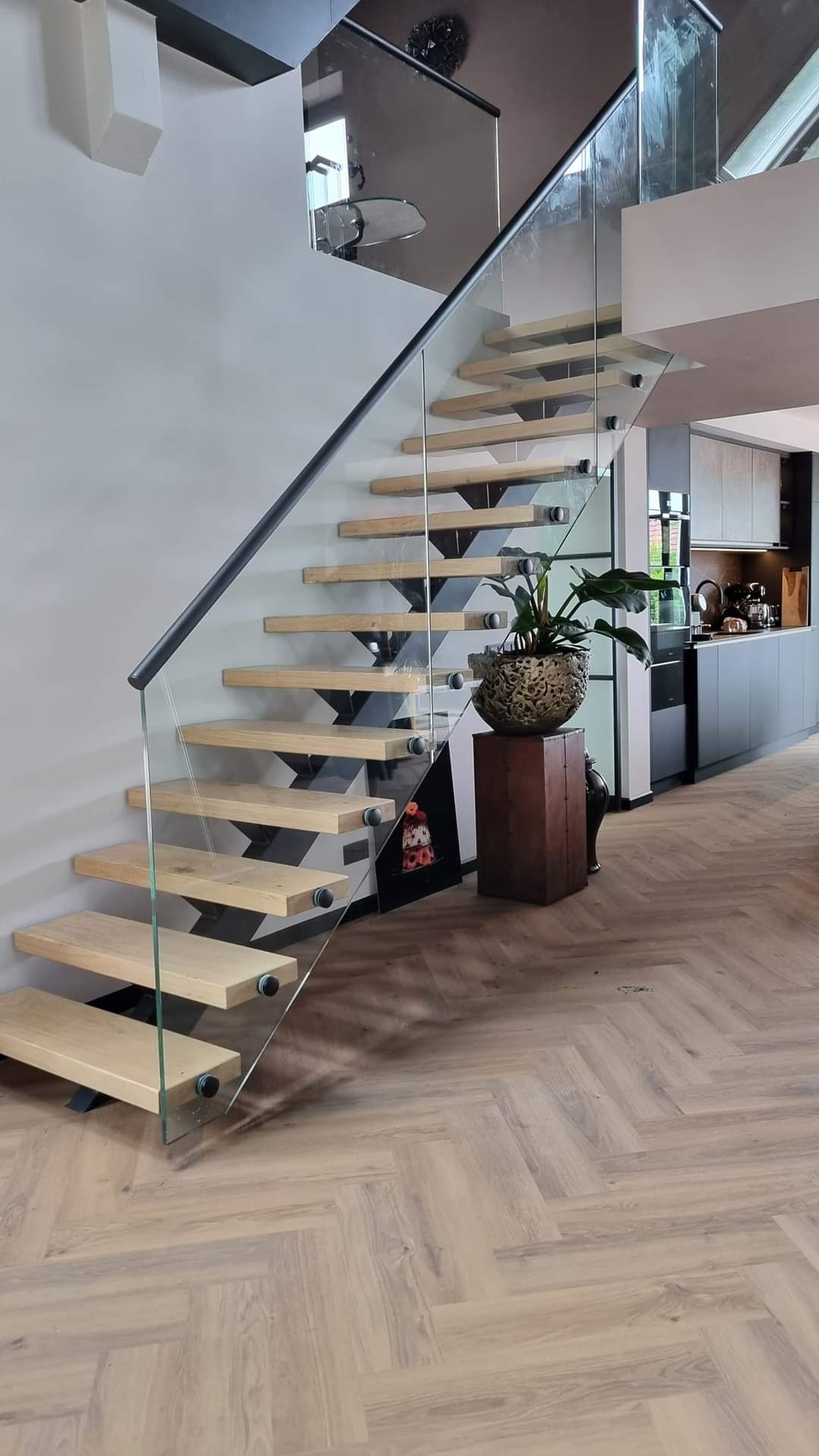 Ontdek Onze Stijlvolle Rechte Trappen: Maatwerk In Staal, Hout En ...