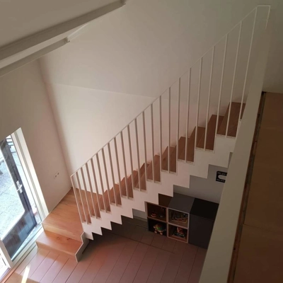 Kwartslagtrap type muizentrap met onderbordes en spijlenleuning Kwartslagtrap type muizentrap met onderbordes en spijlenleuning