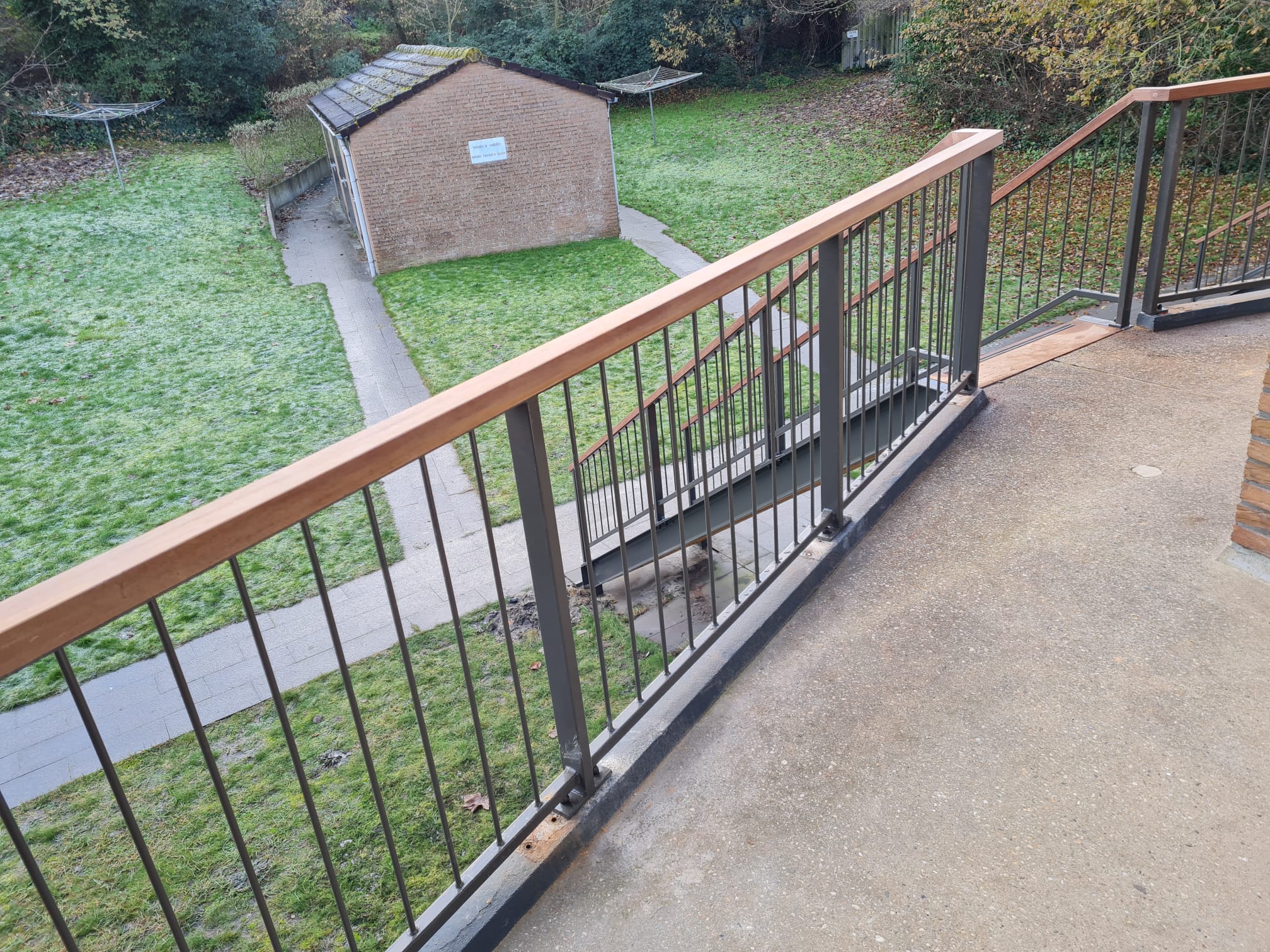 Balkonhek met houten bovenregel