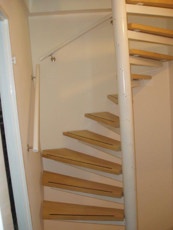 Spiltrap met treden tot de muur en rechte muurleuningen