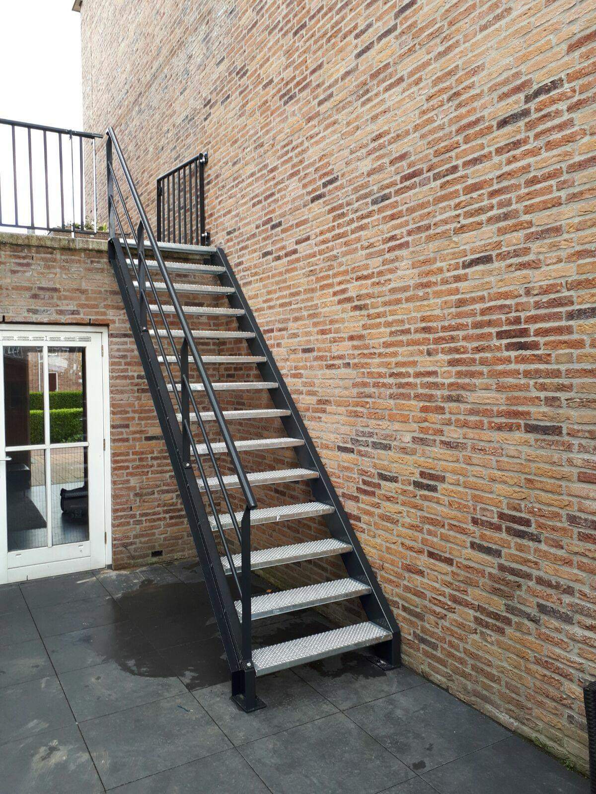 Rechte trap met stalen treden