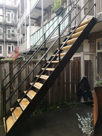 Rechte trap met houten treden