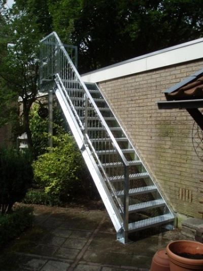 Rechte verzinkte trap met bovenbordes