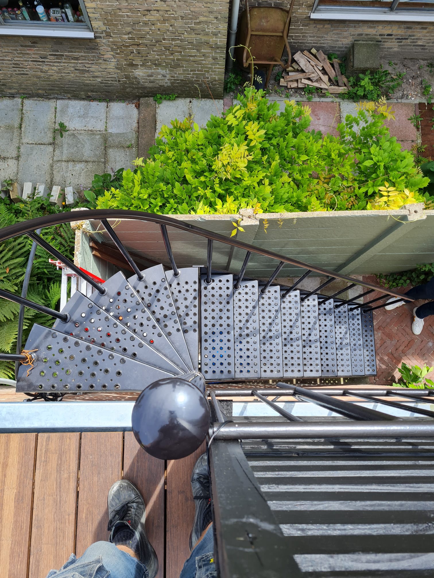 Buitentrap, kwartslagtrap met perfotreden een stalen leuning