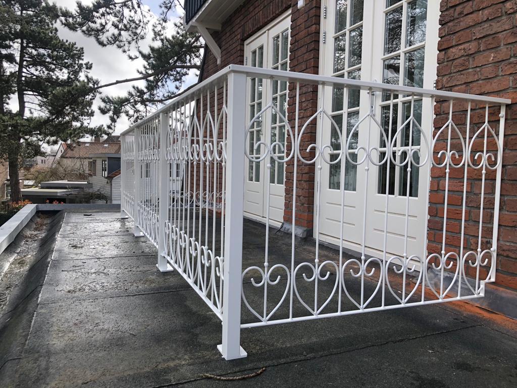 Balkonhek met krulspijlen