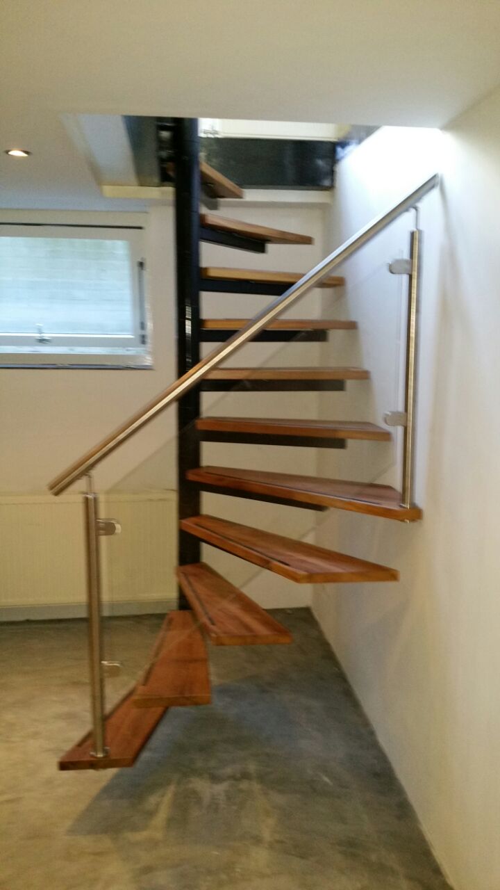 Spiltrap met houten treden en glasleuning