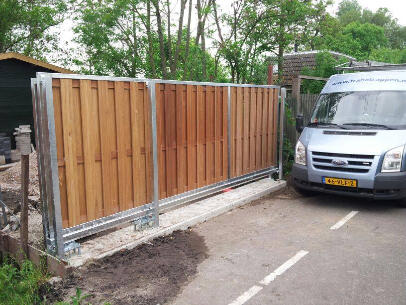 Schuifpoort met hout