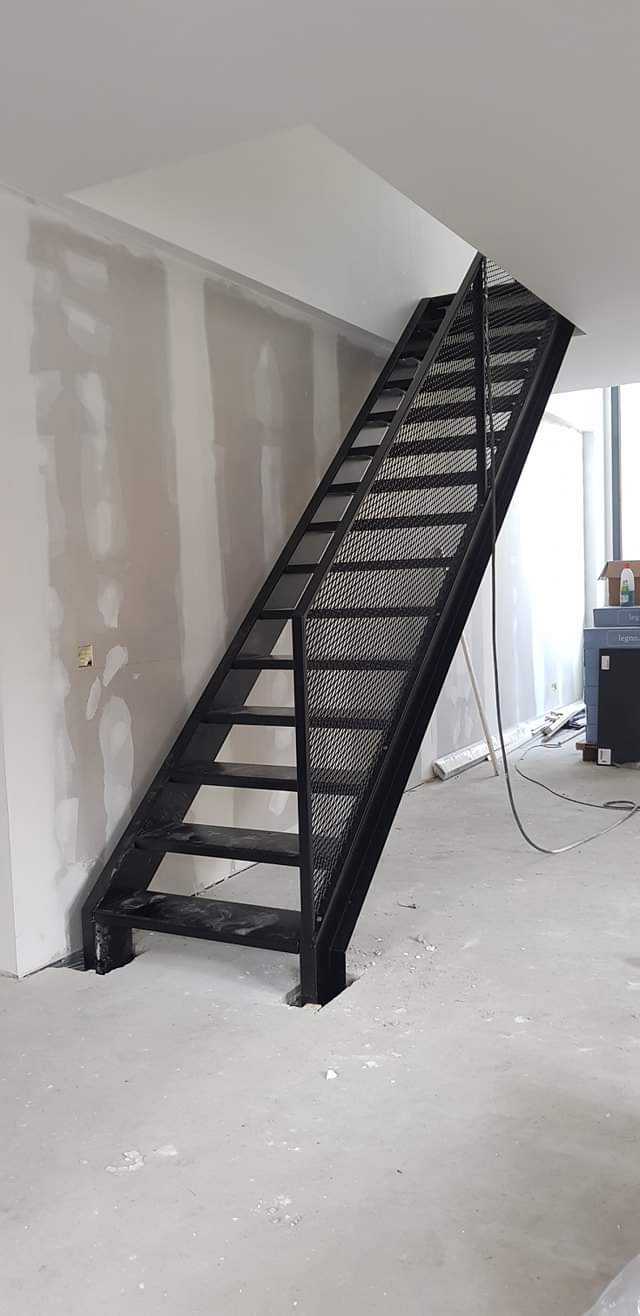 Rechte trap met trapbomen van KGW-U-profiel of UNP profiel